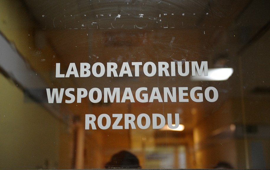 Wejście do Laboratorium Wspomaganego Rozrodu w szpitalu w Policach /Marcin Bielecki /PAP