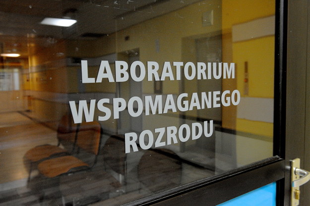 Wejście do Laboratorium Wspomaganego Rozrodu w szpitalu w Policach /Marcin Bielecki /PAP