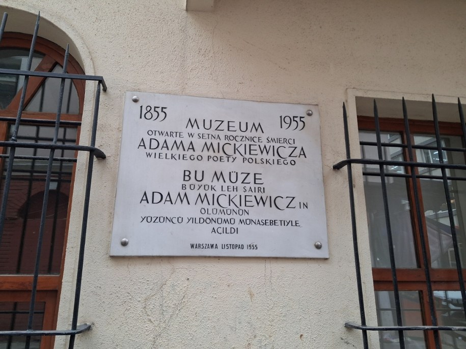Wejście do Muzeum Adama Mickiewicza /Marlena Chudzio /RMF FM