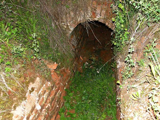 Wejście do tunelu pod placem. Górne Ubocze, czerwiec 2011 /Odkrywca