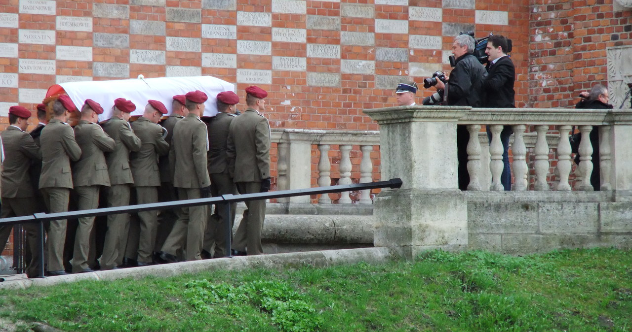 Wejście konduktu żałobnego na Wawel