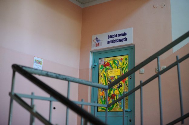 Wejście na oddział nerwic młodzieżowych w Szpitalu Mazowieckim w Garwolinie /Przemysław Piątkowski /PAP