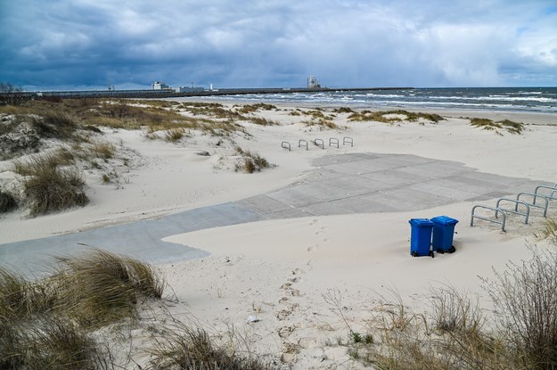 Wejście na plażę przy terminalu LNG w Świnoujściu /	Marcin Bielecki   /PAP