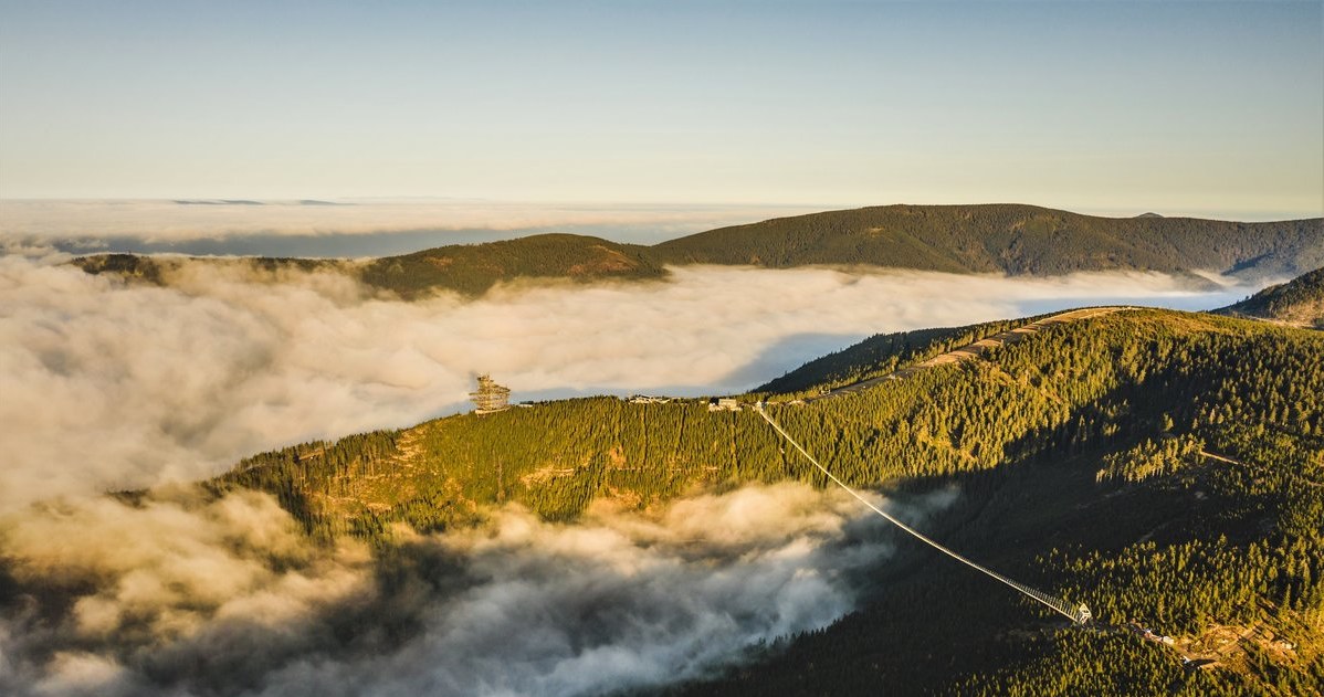 Wejście na Sky Bridge 721 znajduje się za schroniskiem Slaměnka przy górnej stacji wyciągu krzesełkowego Sněžník /materiały prasowe