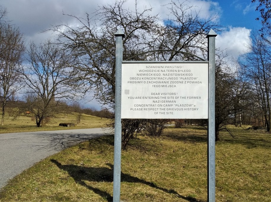 Wejście na teren byłego obozu KL Plaszow /Shutterstock