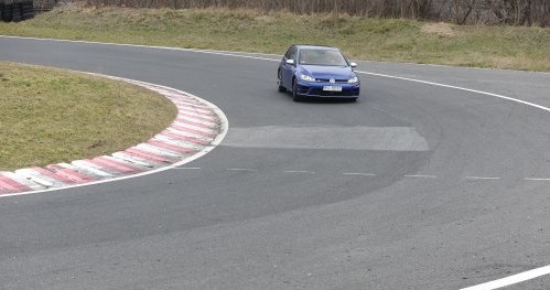 Wejście w zakręt. Przechyły nadwozia są niewielkie, układ ESP nie ma nic do roboty, auto szybko odpowiada na skręt kierownicą. /Motor