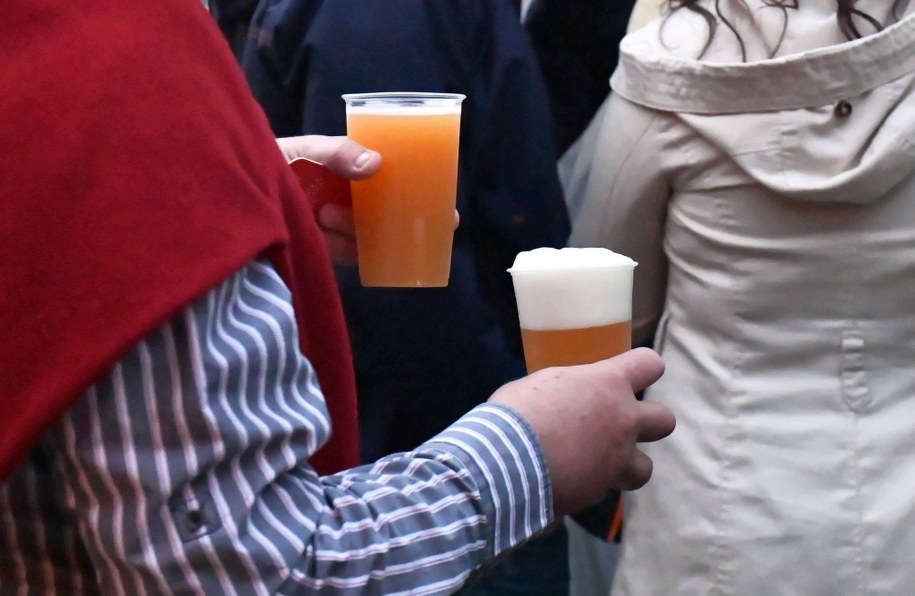 Wejście w życie podwyżki akcyzy na wyroby alkoholowe i tytoniowe 1 lutego 2020 r., a nie 1 stycznia 2020 r. - to ubytek dochodu o 144 mln zł - ostrzega wiceminister finansów Jan Sarnowski / 	Marcin Bielecki    /PAP