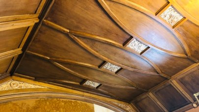 Welurowa tapeta w pokoju karcianym Króla Bawełny