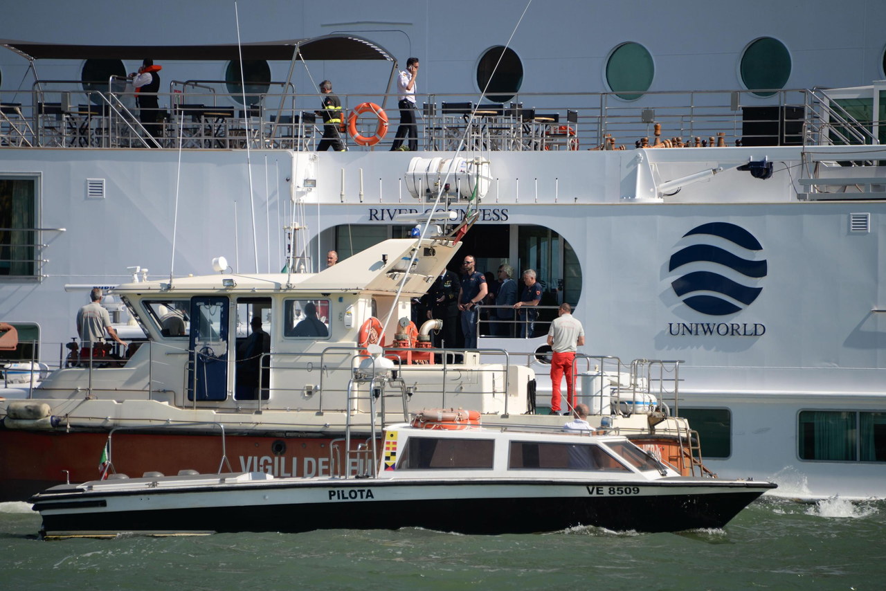 Wenecja: Statek pasażerski uderzył w łódź turystyczną. Są ranni 