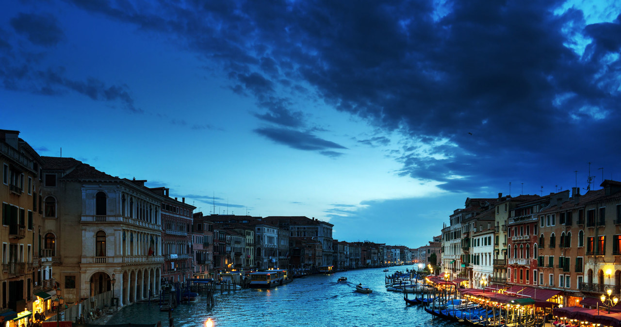 Wenecja to piękne miejsce, do którego tłumnie przyjeżdżają turyści. Nie odstraszają ich nawet dodatkowe opłaty. /123RF/PICSEL