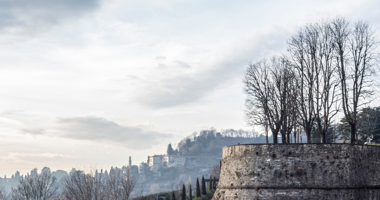 Weneckie mury Bergamo otaczają historyczne Górne Miasto. Warto je zobaczyć. /Pixel