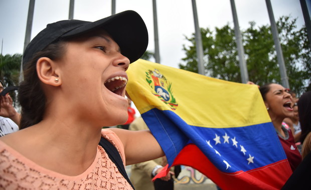 Wenezuela: 69 osób rannych w starciach z policją. Bolton: Maduro chciał zbiec na Kubę