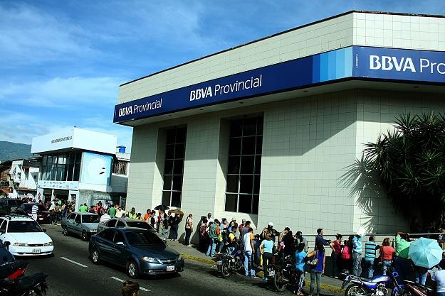Wenezuela - kolejka do banku w San Cristobal /AFP