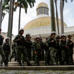 Wenezuela: Koniec blokady parlamentu. 350 osób opuściło budynek