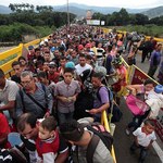 Wenezuelczycy szturmują granicę z Kolumbią