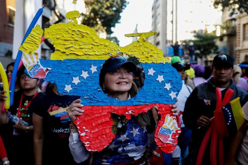 Wenezuelczycy w referendum opowiedzieli się za zajęciem regiony sąsiedniego kraju - Gujany, który jest bogaty w złoża ropy naftowej. Na zdjęciu przedstawiono zwolenników takiego rozwiązania, którzy zorganizowali pikietę popierającą głosowanie 1 grudnia 2023 roku