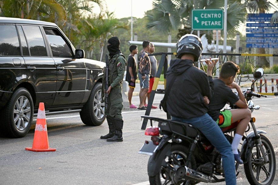 Wenezuelska Gwardia Narodowa w pobliżu kompleksu wojskowego w Caracas /FEDERICO PARRA/AFP/East News /East News