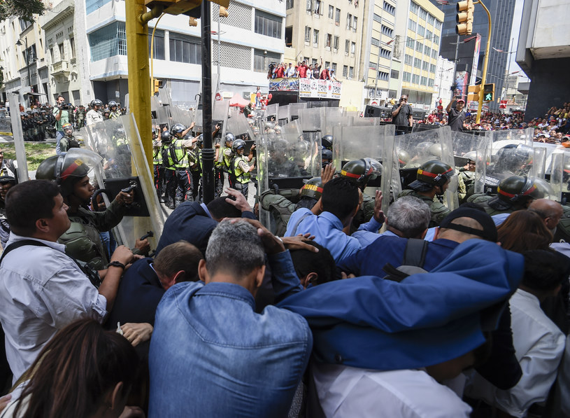 Wenezuelska opozycja stara się obalić tyraniczne rządy prezydenta Maduro /JUAN BARRETO /AFP