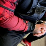 Wepchnęli 18-latka do bagażnika i pobili. Zarzuty dla 3 osób