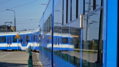 Wepchnęli mężczyznę pod tramwaj. Trwa poszukiwanie sprawców