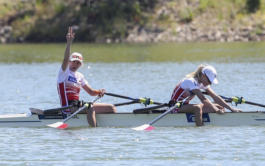 Weronika Deresz i Martyna Mikołajczak tuż po zdobyciu złotego medalu wioślarskich ME /Martin Divisek /PAP/EPA