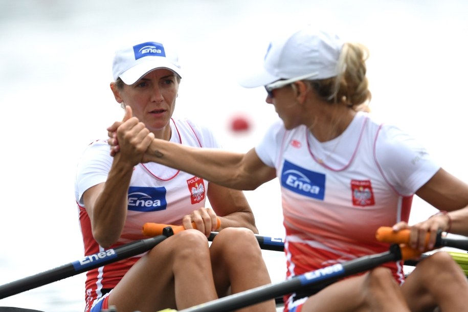 Weronika Deresz (z tyłu) i Joanna Dorociak w wyścigu dwójek wagi lekkiej na torze Strathclyde Country Park podczas wioślarskich mistrzostw Europy w Glasgow, 2 sierpnia /Bartłomiej  Zborowski /PAP
