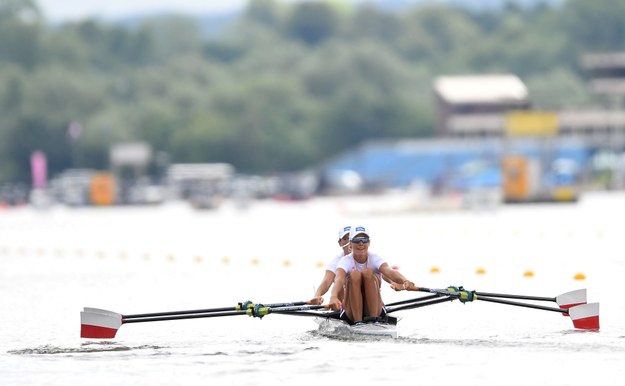 Weronika Deresz (z tyłu) i Joanna Dorociak w wyścigu dwójek wagi lekkiej na torze Strathclyde Country Park podczas wioślarskich mistrzostw Europy w Glasgow, 2 sierpnia /Bartłomiej  Zborowski /PAP