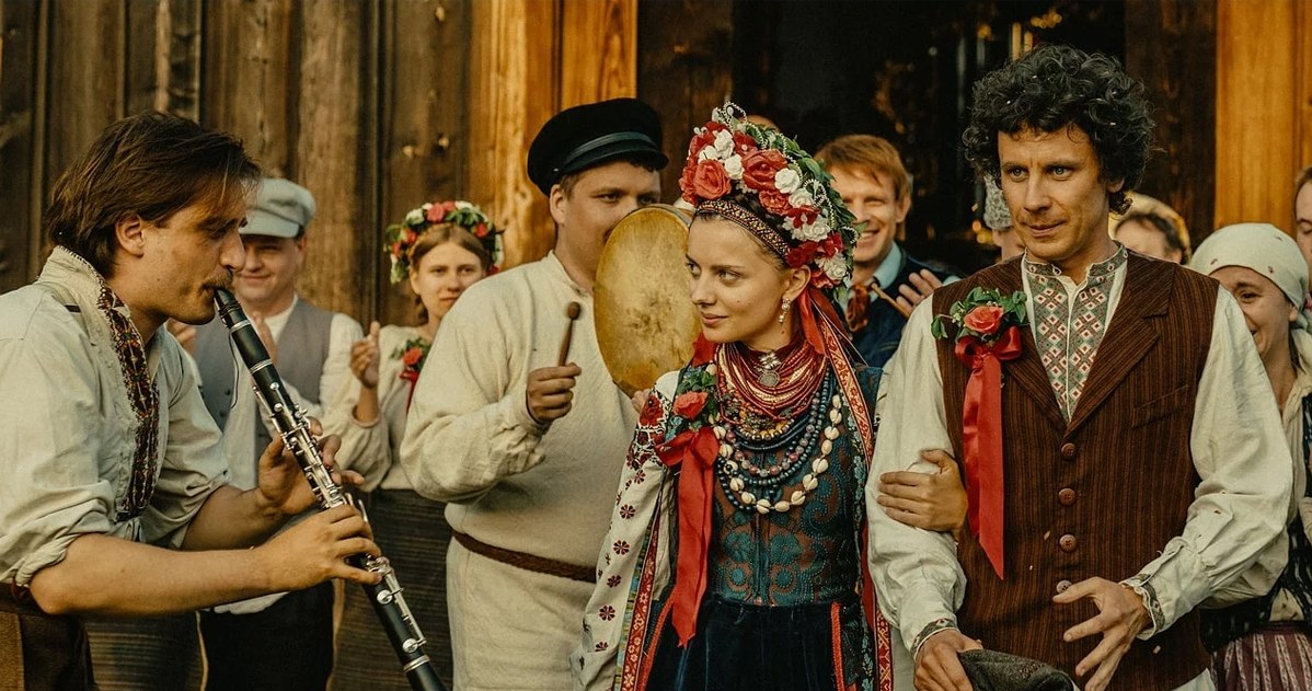 Weronika Humaj z Adamem Bobikiem w scenie z filmu "Sami swoi. Początek" /Jarosław Sosiński /materiały prasowe