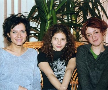 Weronika Rosati (C) z koleżankami z planu serialu "Marzenia do spełnienia" (2001): Patrycja Markowską (L) i Matyldą Damięcką (P)