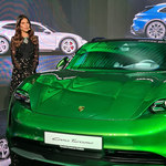 Weronika Rosati i Porsche Taycan Cross Turismo 