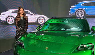Weronika Rosati i Porsche Taycan Cross Turismo 