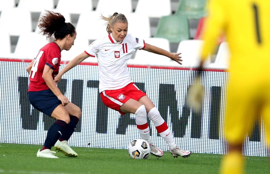Weronika Zawistowska i Petra Vystejnova z reprezentacji Czech podczas meczu elimacyjnego piłkarskich mistrzostw Europy 202 /	Łukasz Gągulski /PAP