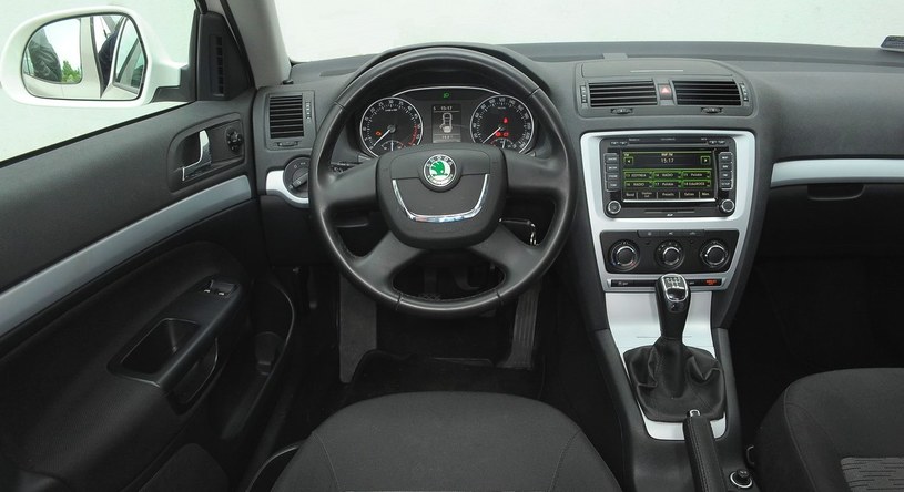Wersja po lifcie: przeważają samochody z klimatyzacją manualną, a nawigacja bywa montowana przez użytkowników zamiast zwykłego radia. /Motor