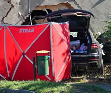 "Weselna" tragedia. Samochód nowożeńców uderzył w dom. Jedna osoba zginęła