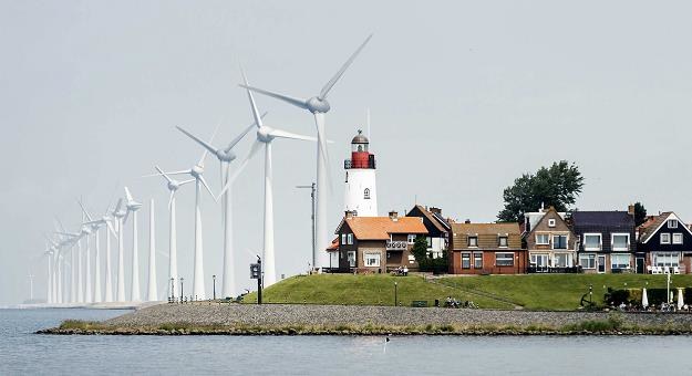 Westermeerwind to nowa wiatrowa farma w Urk w Holandii /EPA