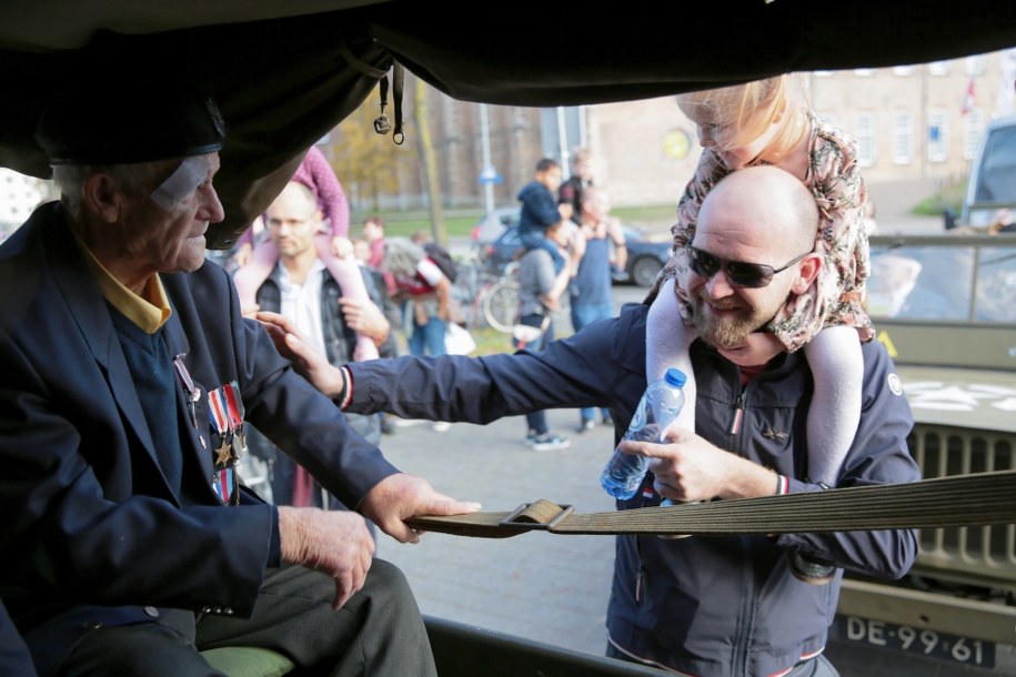 Weterani podczas przejazdu zabytkowymi pojazdami wojskowymi / 	Leszek Szymański    /PAP