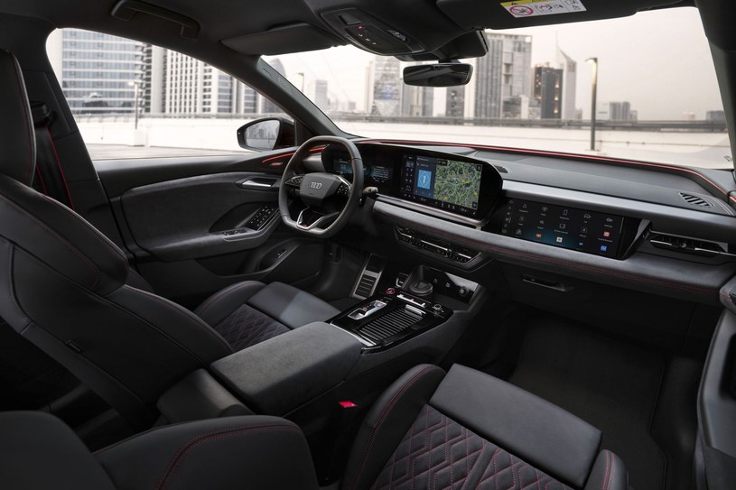 Wewnątrz Audi SQ6 e-tron wyróżnia się m.in. trójramienną kierownicą oraz elektrycznie regulowanymi fotelami. /materiały prasowe