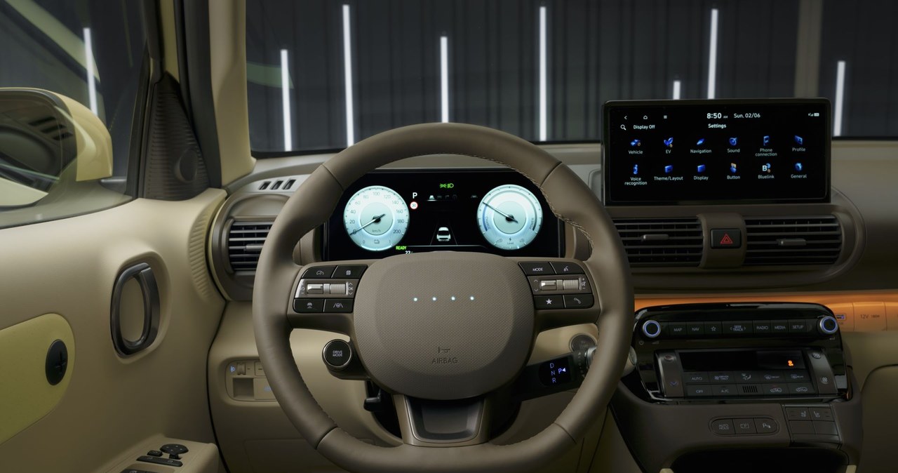 Wewnątrz Hyundaia Inster znajdziemy dwa 10,25-calowe ekrany - wyświetlacz wskaźników i ten do obsługi multimediów. /materiały prasowe