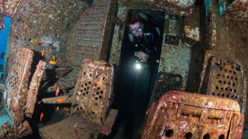 Wewnątrz kokpitu zatopionego samolotu zachowano fotele i część urządzeń / zdjęcie: Brett Hoelzer / Centrum nurkowe Deep Blue /domena publiczna
