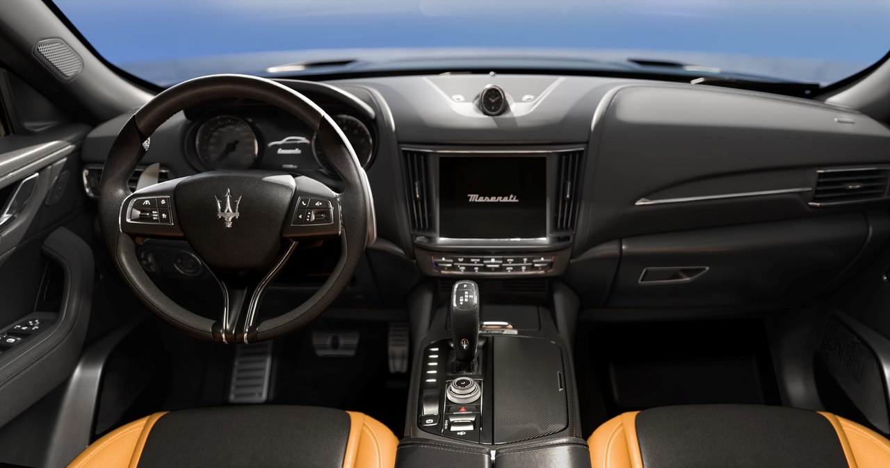 Wewnątrz Maserati Levante V8 Ultima dominuje ciemna kolorystyka. /materiały prasowe