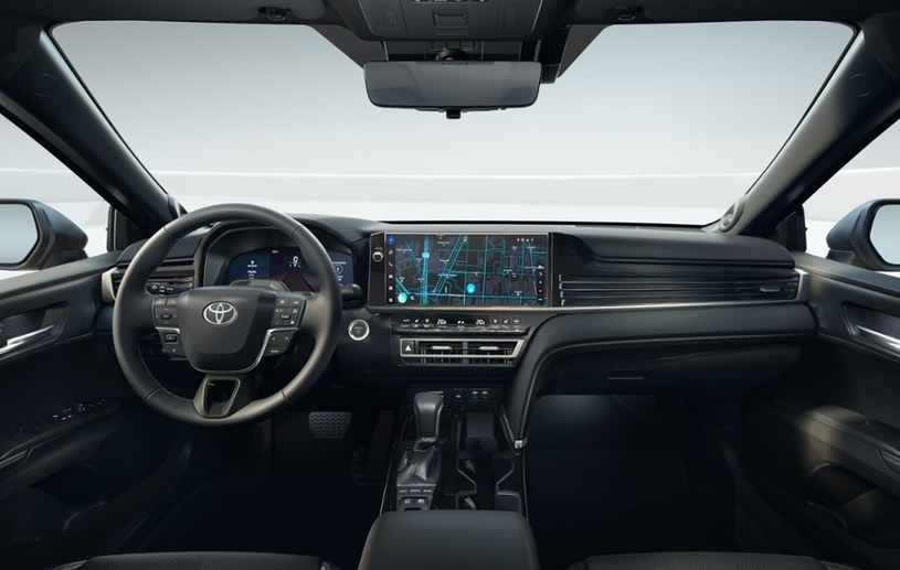 Wewnątrz nowej Toyoty Camry znajdziemy m.in. 12,3-calowy ekran do obsługi multimediów.