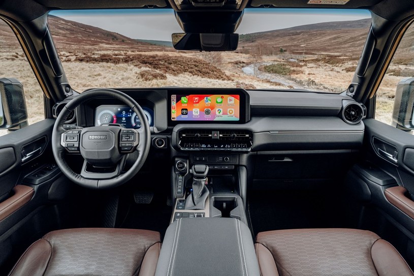 Wewnątrz nowej Toyoty Land Cruiser nie brakuje fizycznych przełączników.