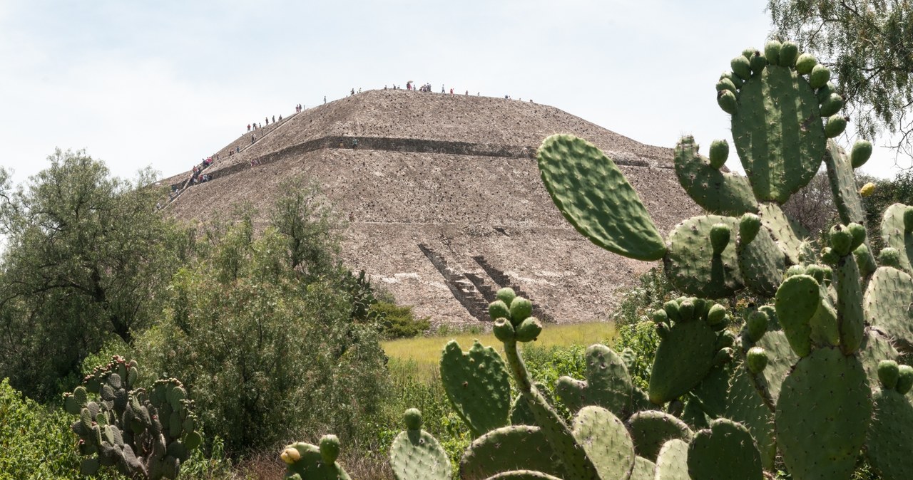 Wewnątrz Piramidy Księżycowej w Teotihuacán grupa archeologów dokonała zaskakującego odkrycia. /Wikimedia Commons /Domena publiczna