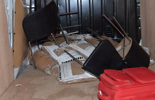 Wewnątrz pojazdu znaleziono m.in. worki ze żwirem, krzesła oraz walizkę. /LONDON METROPOLITAN POLICE HANDOUT /PAP/EPA