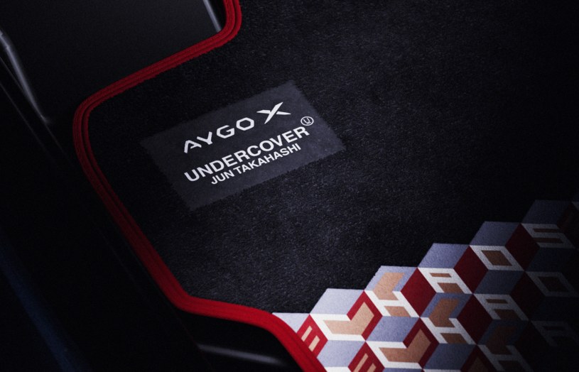 Wewnątrz Toyoty Aygo X UNDERCOVER znajdziemy dywaniki o specjalnym wzorze z monografem. /Toyota /materiały prasowe