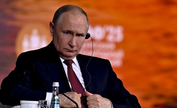 Wewnętrzne poparcie dla Putina znacznie spadło. Wciąż jednak chwali go większość