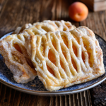 Weź ciasto francuskie i ulubiony dżem. Zrobisz ekspresowe ciasteczka na deser