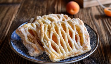 Weź ciasto francuskie i ulubiony dżem. Zrobisz ekspresowe ciasteczka na deser 