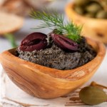 Weź czarne oliwki i czosnek. Zrobisz wytrawną pastę w śródziemnomorskim stylu 