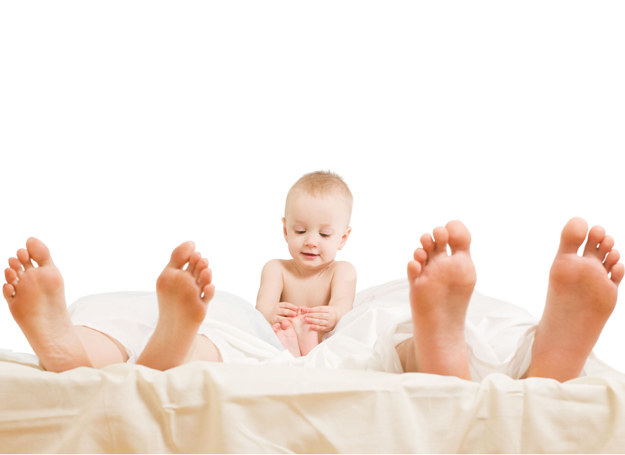 Weź dziecko do łóżka, będziesz lepszym ojcem. Sprawdź, dlaczego! /123RF/PICSEL